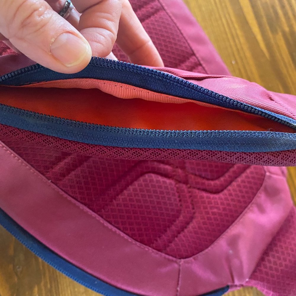 Patagonia Atom 8L slingback - like new!